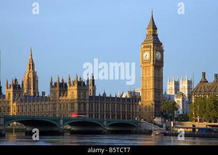 UK-London Big Ben und Westminster Brücke über den Fluss Themse gesehen Stockfoto