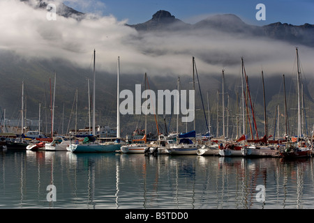 Südafrika das Gebiet rund um Kapstadt Hout Bay am Hafen mit dem Sentinel-Gipfel stand groß Stockfoto