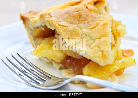 Stück frischer Apfelkuchen auf einem Teller Stockfoto