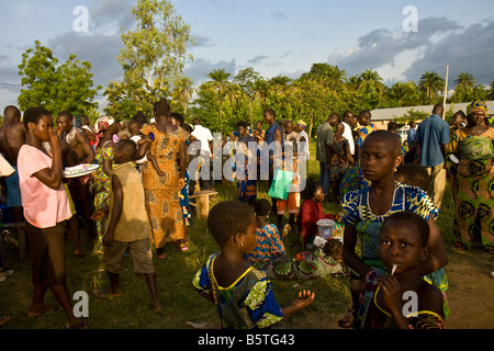 Dorfbewohner im nördlichen Togo zu mischen, während der jährlichen Evala-Festival Stockfoto