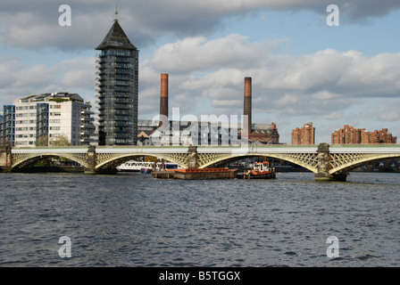 Battersea Reach Eisenbahnbrücke mit Chelsea Harbour in der Ferne London England Stockfoto