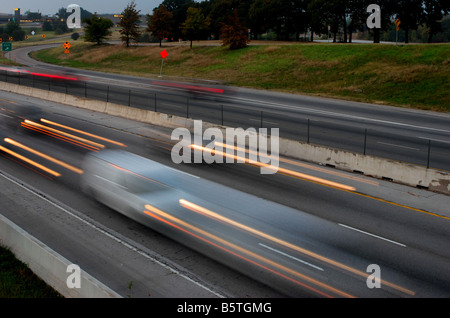 Unscharfes Bild des Verkehrs auf einem amerikanischen Highway im Morgengrauen Stockfoto