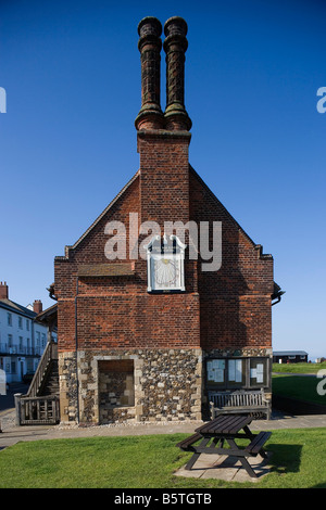 Aldeburgh Markt Cross Ort Tudor Moot Hall roten Backsteingebäude Tudor Struktur Fischgräten Mauerwerk aus Holz gerahmt Gebäude UK Stockfoto