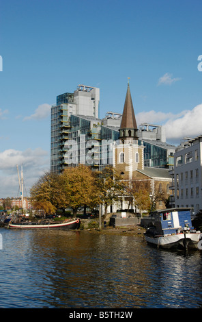 Montevetro Wohn-Entwicklung und St Mary Kirche Battersea erreichen London England Stockfoto