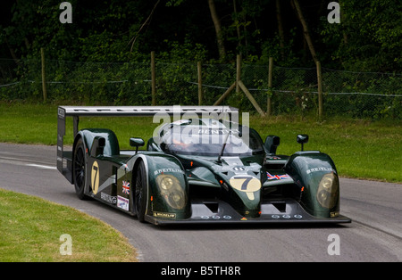 2003 Bentley Speed 8 mit Derek Bell Treiber beim Goodwood Festival of Speed, Sussex, UK. Stockfoto