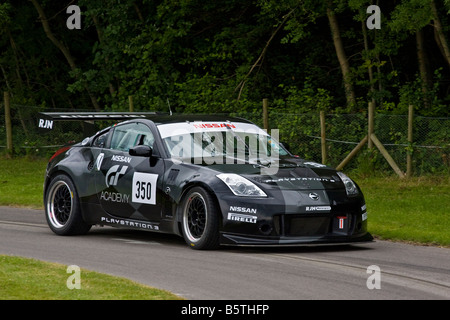 Nissan 350Z GT4 2004 mit Fahrer Carlos Tavares beim Goodwood Festival of Speed, Sussex, UK. Stockfoto