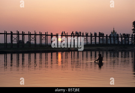 Sonnenuntergang über U Bein Brücke, die Brücke der Welt längste Teakholz und Taungthaman-See in Amarapura, in der Nähe von Mandalay, Burma bzw. Myanmar Stockfoto
