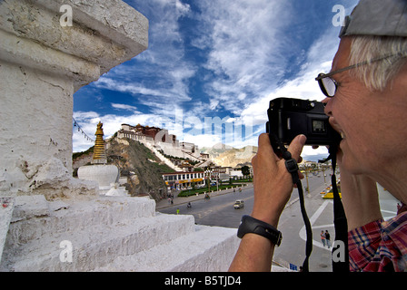 Westliche Touristen fotografieren der Potala Palast, Lhasa, Tibet Stockfoto