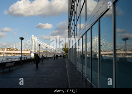 Albert Bridge an der Themse spiegelt sich in Albion Wharf Bürogebäude Battersea London England Stockfoto