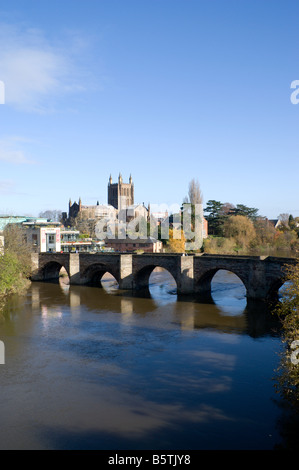 River Wye, Hereford Old Bridge und Cathedral, Hereford, Herefordshire. Stockfoto