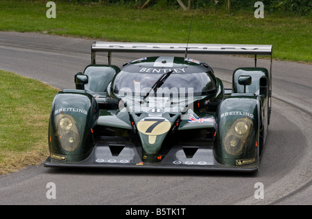 2003 Bentley Speed 8 mit Derek Bell Treiber beim Goodwood Festival of Speed, Sussex, UK. Stockfoto