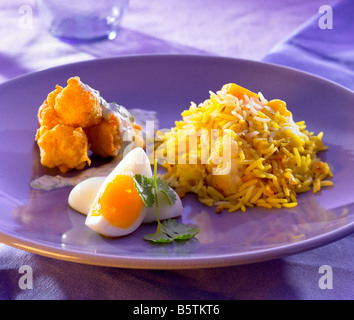 Safranreis mit angeschlagenen Hähnchenteile Stockfoto