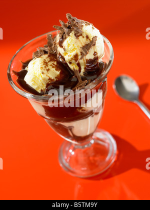 Vanille und Schokolade Eisbecher Stockfoto