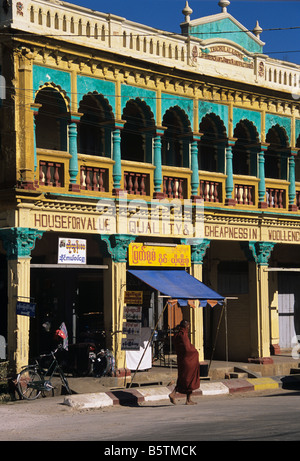 Buddhistischer Mönch und kolonialen shop Haus oder Geschäft an der Hauptstraße von Pyin U Lwin (ehemals Maymyo), Birma oder Myanmar Stockfoto