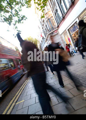 Beschäftigt Einkäufer auf der Oxford Street kommen bis zu Weihnachten während der Credit crunch beißt, London England Stockfoto