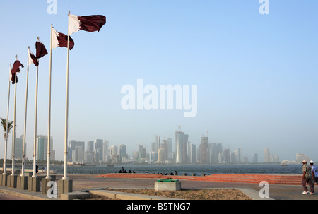 Katar Fahnen auf Katar Doha Corniche während des Eid al Fitr-Urlaubs Stockfoto