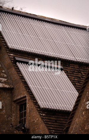 EIN COTSWOLD HOUSE MIT THERMISCHEN SONNENKOLLEKTOREN INSTALLIERT IM TAL DES DACH-UK Stockfoto