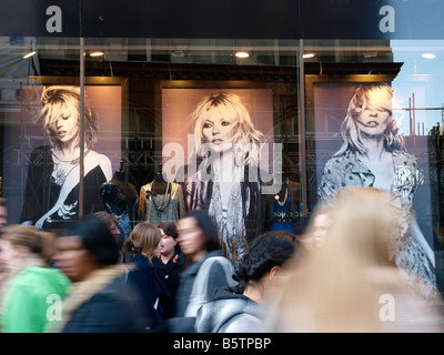 Beschäftigt Einkäufer auf der Oxford Street kommen bis zu Weihnachten während der Credit crunch beißt, London England Stockfoto