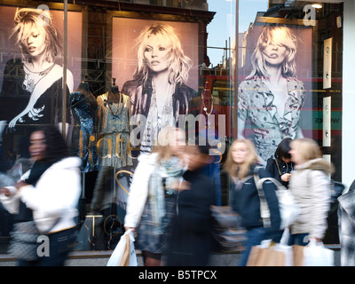 Beschäftigt Einkäufer auf der Oxford Street kommen bis zu Weihnachten während der Credit crunch beißt, London England Stockfoto