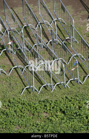 Reihen von vielen Metall Masse Kontrolle Schranken Tore im Bereich Stockfoto