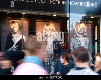 Beschäftigt Einkäufer auf der Oxford Street kommen bis zu Weihnachten während der Credit crunch beißt, London England Stockfoto