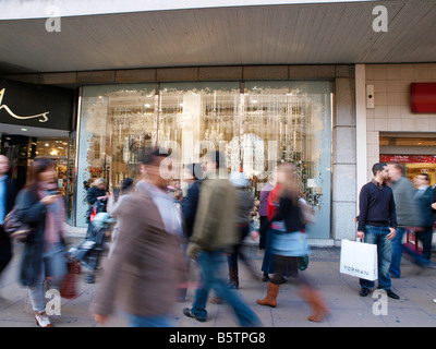 Beschäftigt Einkäufer auf der Oxford Street kommen bis zu Weihnachten während der Credit crunch beißt, London England Stockfoto