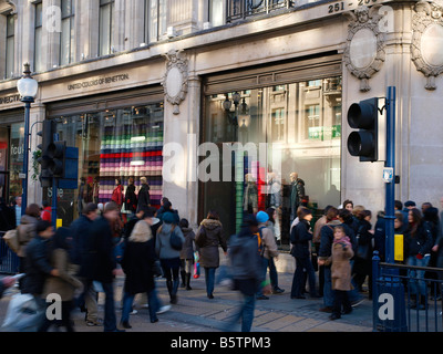 Beschäftigt Einkäufer auf der Oxford Street kommen bis zu Chrstmas zwar die Credit Crunch Bisse, London England Stockfoto