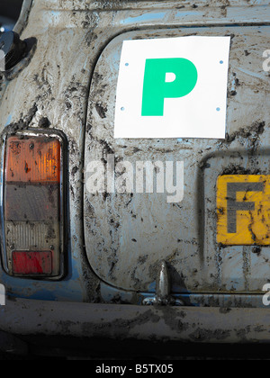 Mini-Auto mit P-Platte Stockfoto