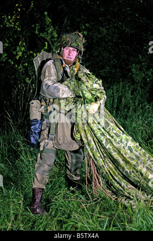 ein Schauspieler verkleidet als ein D-Day-US 101st airborne Fallschirmjäger, Normandie, Frankreich. Stockfoto