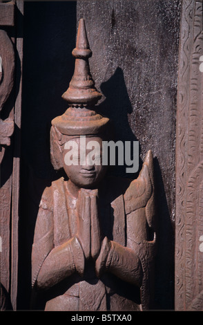 Geschnitzte buddhistischen Tür Beschützer Figur im hölzernen Kloster Shwe In Bin Kyaung, Mandalay, Birma, Myanmar Stockfoto