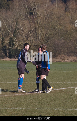 Amateur Fußballspiel offizielle Schiedsrichter und 2 Kapitäne Stockfoto