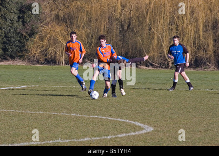 Amateur 'Sunday league' Association Football Match zwei Spieler rauften für den Ball Stockfoto