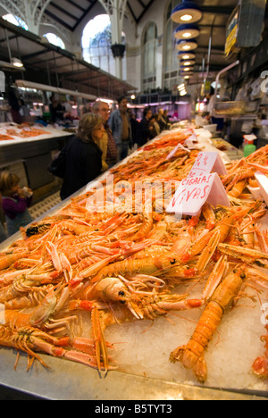 Krebse für den Verkauf in den zentralen Fisch Markt Mercado Central im historischen Stadtzentrum von Valencia, Spanien Stockfoto