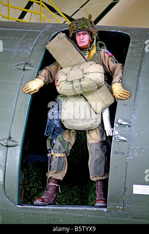 ein Schauspieler verkleidet als ein D-Day-US 101st airborne Fallschirmjäger in der Tür des Dakota C47 Flugzeuge, Normandie, Frankreich. Stockfoto