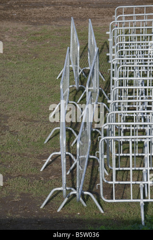 Reihen von vielen Metall Masse Kontrolle Schranken Tore im Bereich Stockfoto