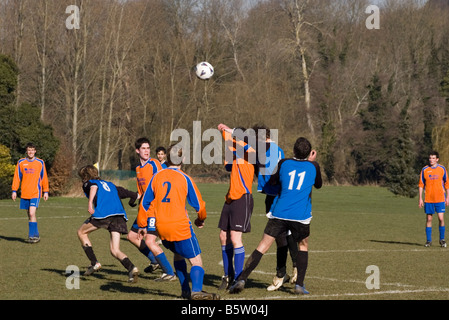 Amateur "Sonntag Liga" Fußball Spieler eine Herausforderung für den Spielball Stockfoto