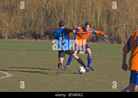 Amateur Match 2 Fußballspieler Bekämpfung der Anfechtung anspruchsvoll für den Ball Stockfoto