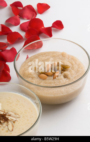 Nahaufnahme von Milchreis und Halva in Schalen Stockfoto