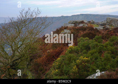 Mit Blick auf Curbar Kante mit Baslow Kante im Vordergrund im Peak District in Derbyshire Stockfoto