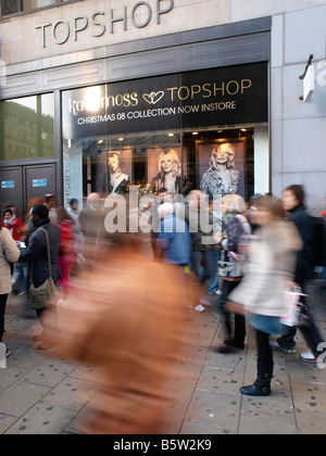 Beschäftigt Einkäufer auf der Oxford Street kommen bis zu Weihnachten während der Credit crunch beißt, London England Stockfoto