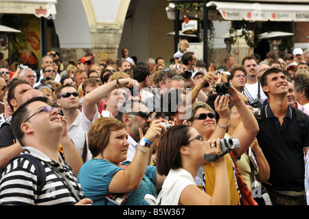 Touristen auf der Suche und Fotografieren der Prager Altstädter Rathauses astronomische Uhr Tschechien Stockfoto