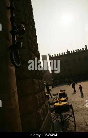 Straßencafé in der Piazza Maggiore, Bologna, Italien. Stockfoto