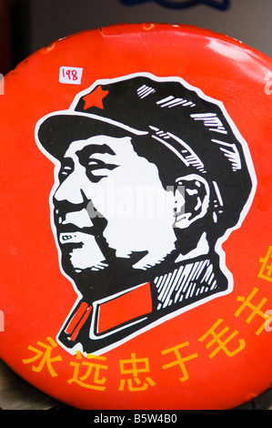 "Mao Tse Tung Abzeichen zum Verkauf im antiken Stadtteil in Hollywood Road in Hongkong. Stockfoto