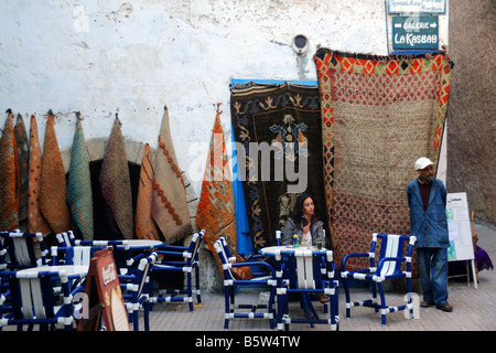 Wolldecken und Teppiche zum Verkauf in den Souk in Essaouira Marokko Stockfoto