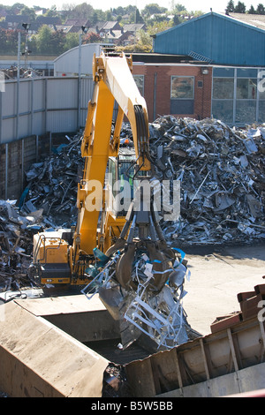 Kran bewegt Edelstahlschrott in ein Stahl recycling-Zentrum in Sheffield Stockfoto