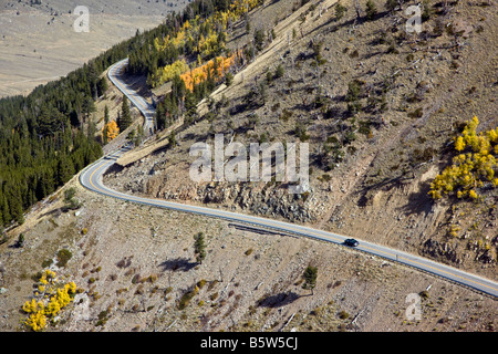 Der Beartooth Scenic Byway (RT. 212) überquert Beartooth Pass (10.947') zwischen Cooke City, Wyoming, und Red Lodge, Montana, USA Stockfoto