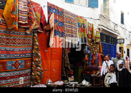 Wolldecken und Teppiche zum Verkauf in den Souk in Essaouira Marokko Stockfoto