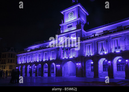 Rathaus der Stadt Oviedo lite mit blauer Beleuchtung in Plaza De La Constitución Oviedo Spanien Stockfoto