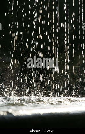 abstrakte viele Wassertropfen fallen im Erdgeschoss Stockfoto