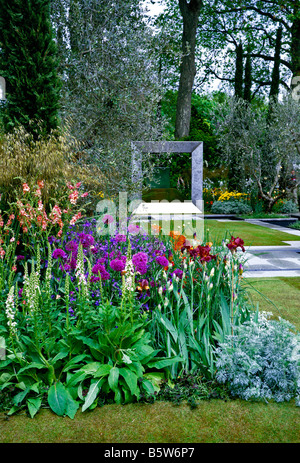 Bunt blühende Chelsea Garden mit abstrakten Skulptur Stockfoto